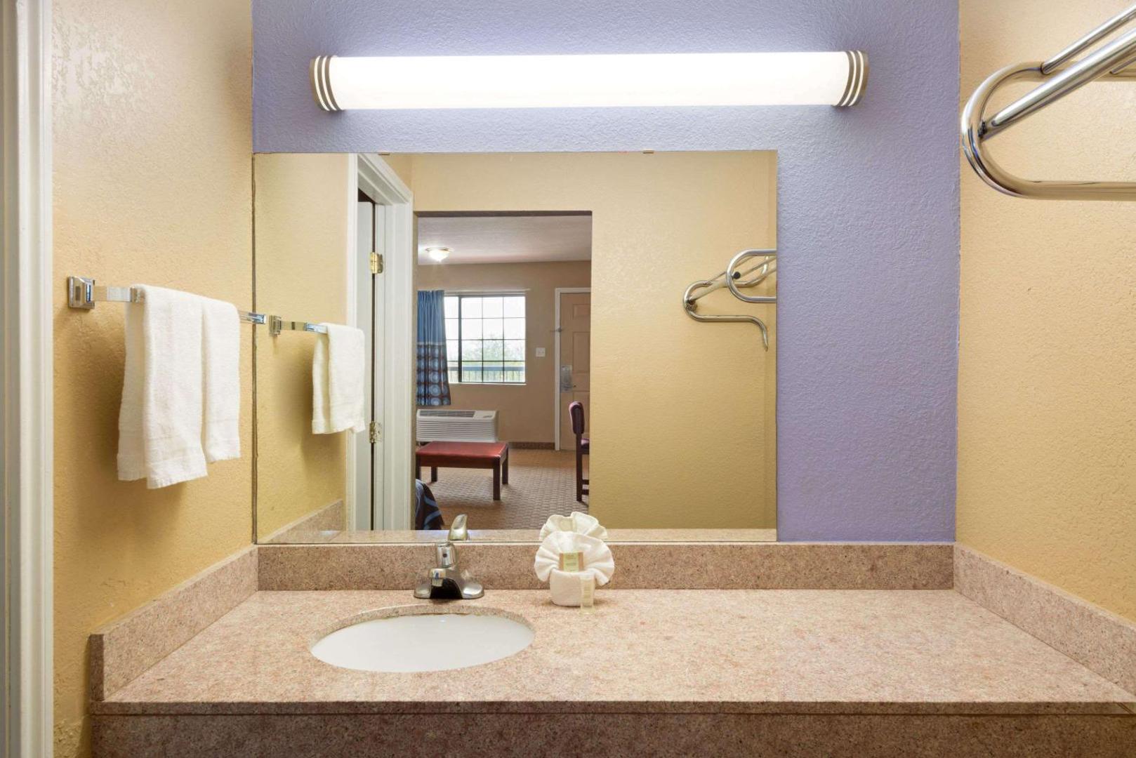 Super 8 by Wyndham San Antonio/Riverwalk Area