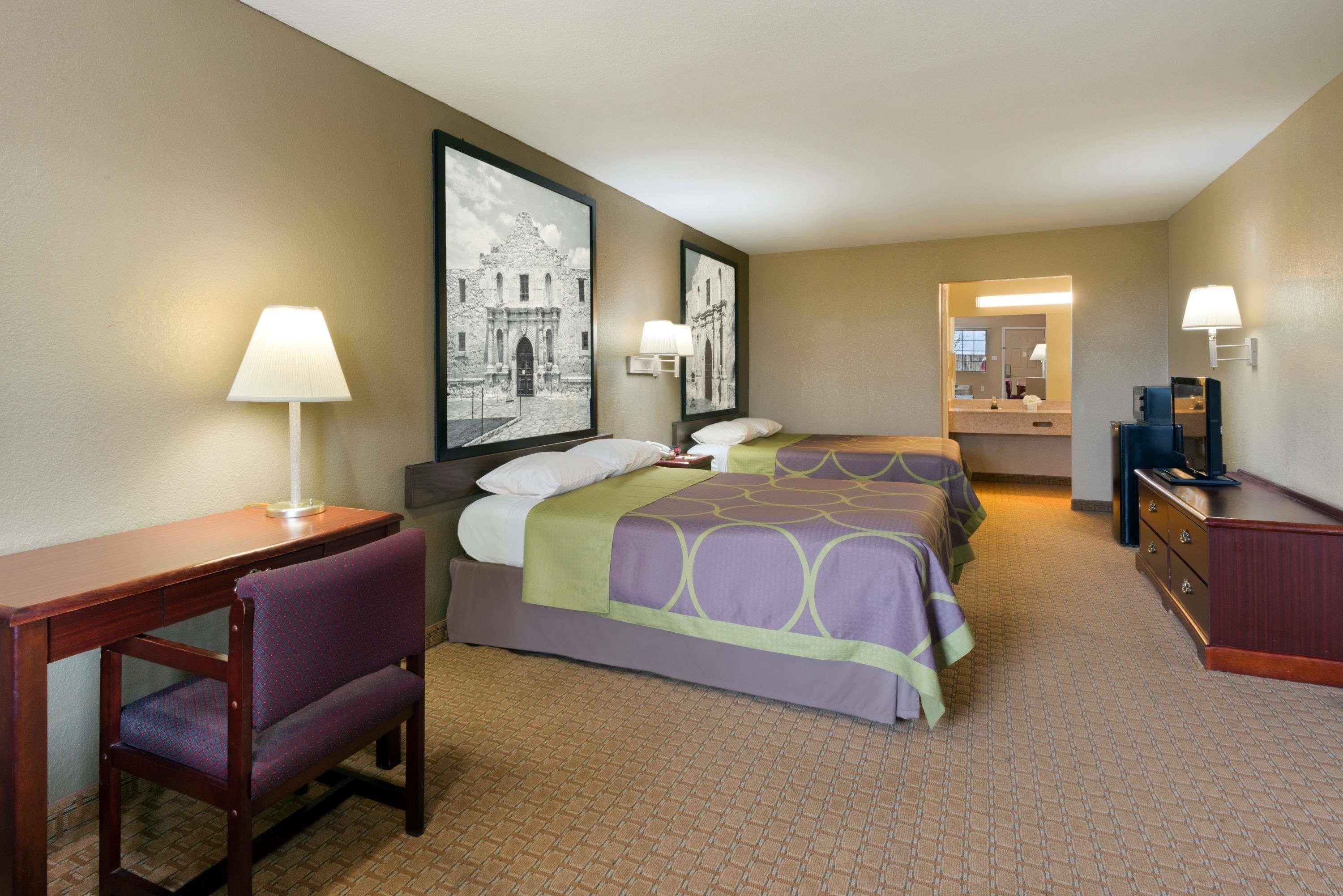 Super 8 by Wyndham San Antonio/Riverwalk Area