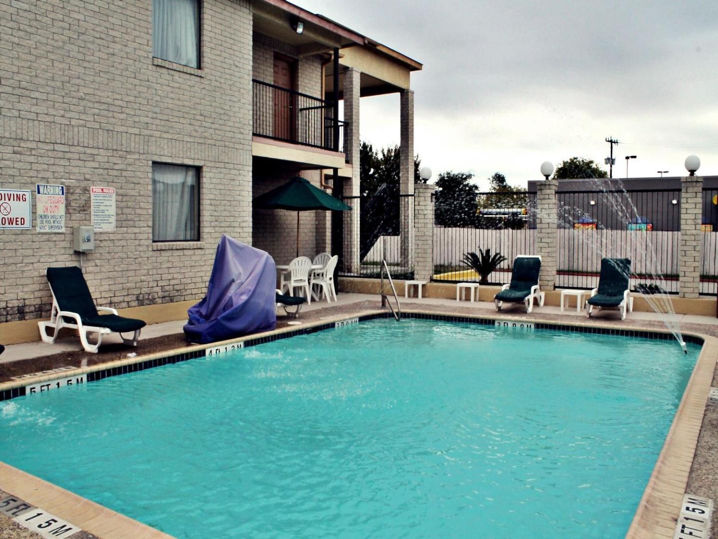 Super 8 by Wyndham San Antonio at I-10