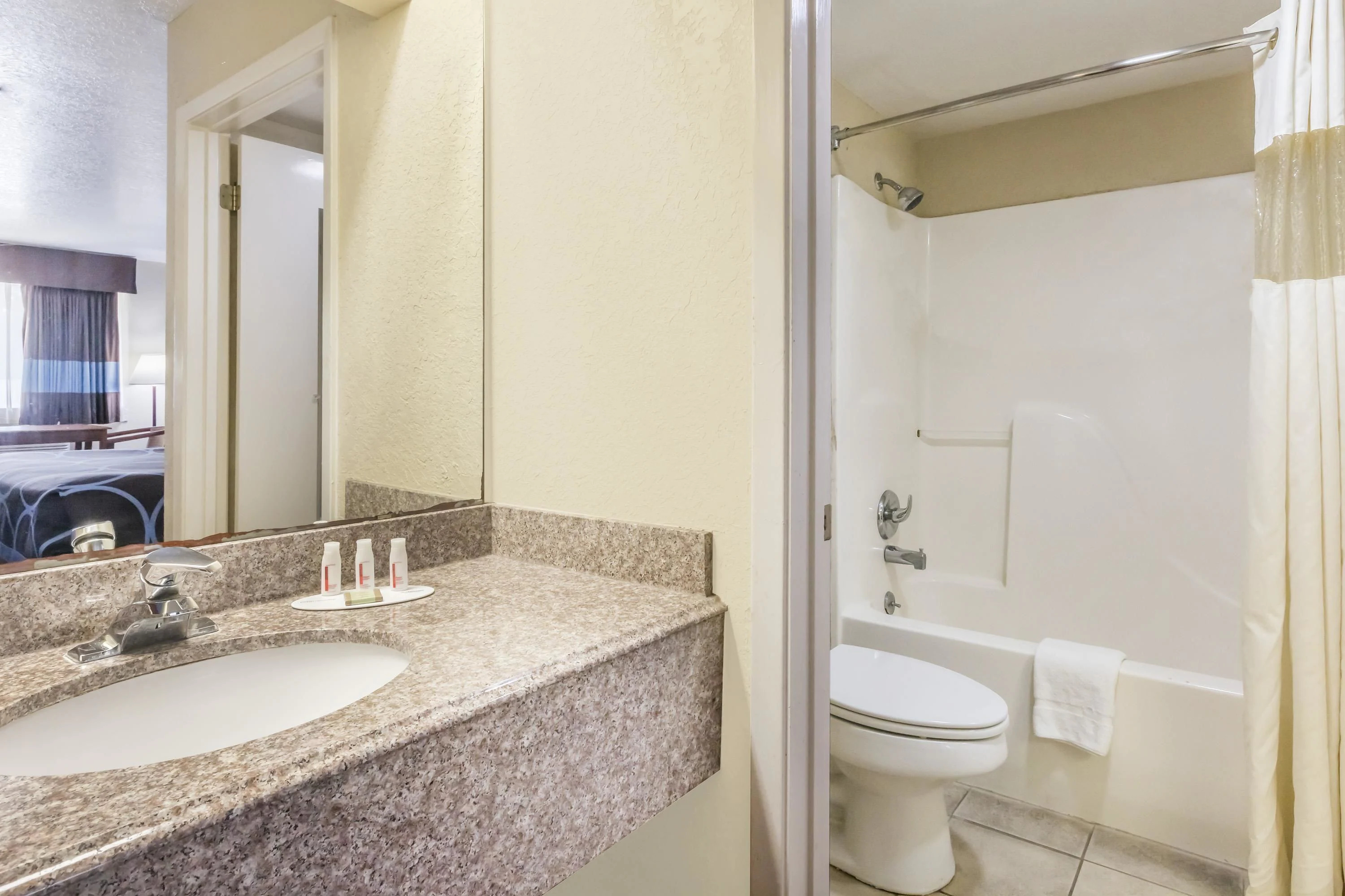 Super 8 by Wyndham San Antonio at I-10