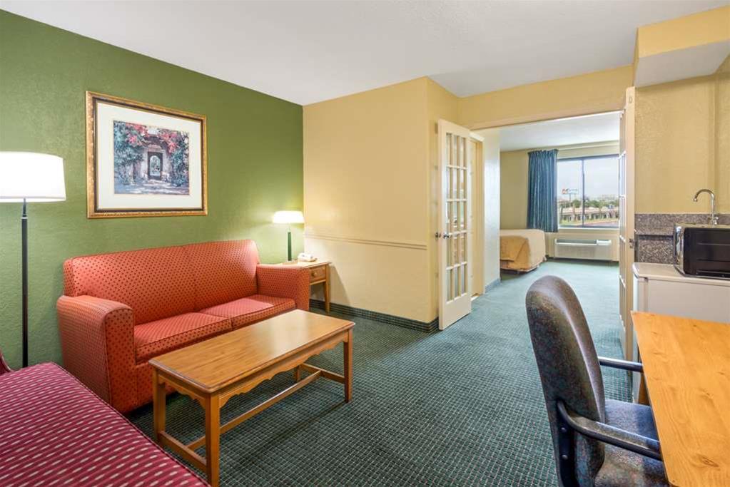 Travelodge by Wyndham San Antonio Downtown