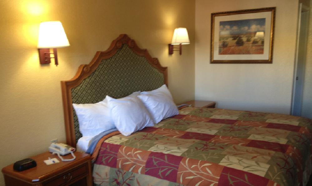 Days Inn by Wyndham San Marcos