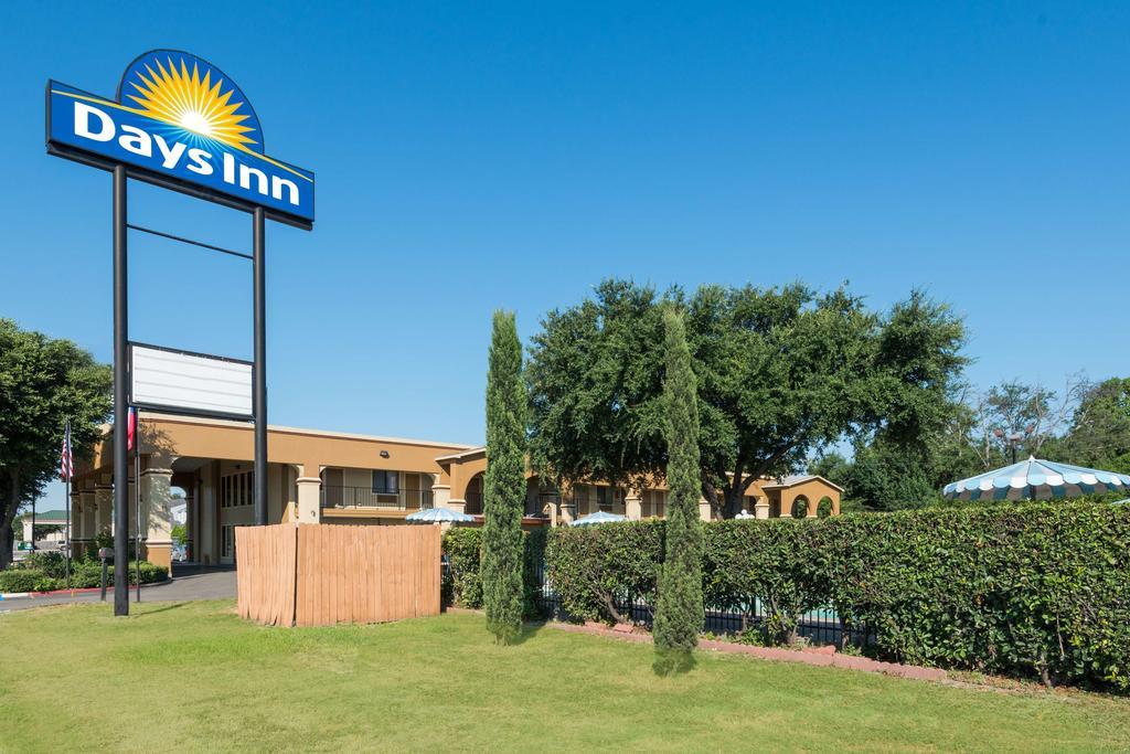 Days Inn by Wyndham San Marcos