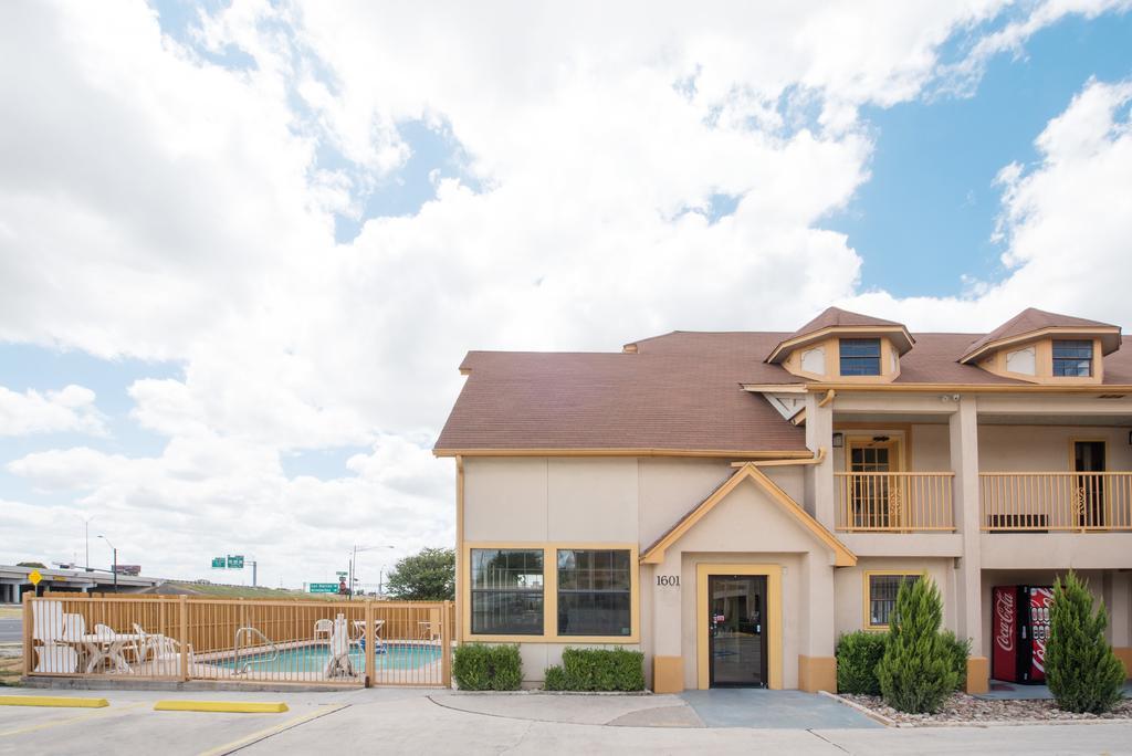 Howard Johnson by Wyndham San Marcos