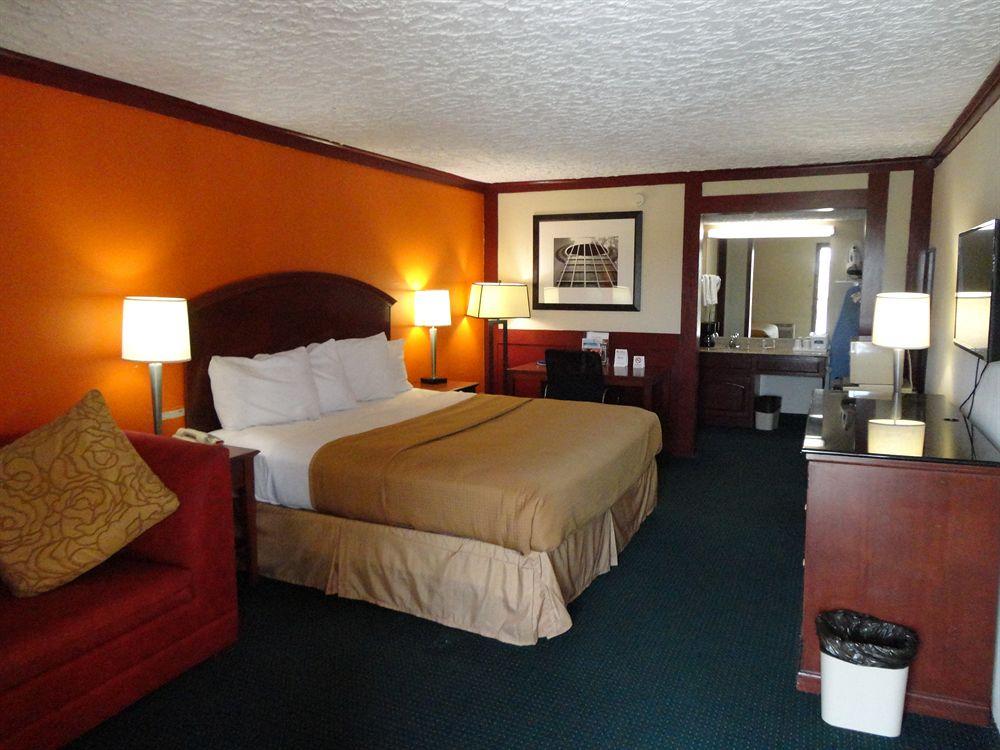 Howard Johnson by Wyndham San Marcos