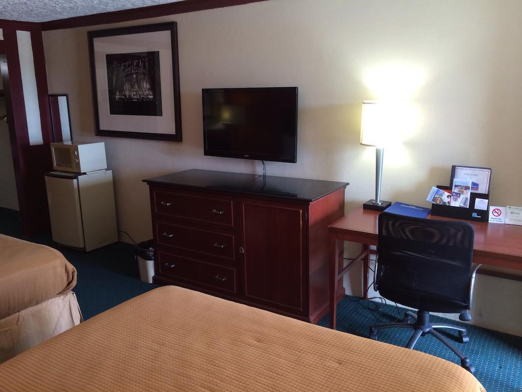 Howard Johnson by Wyndham San Marcos