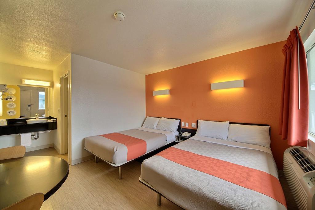Motel 6 San Marcos