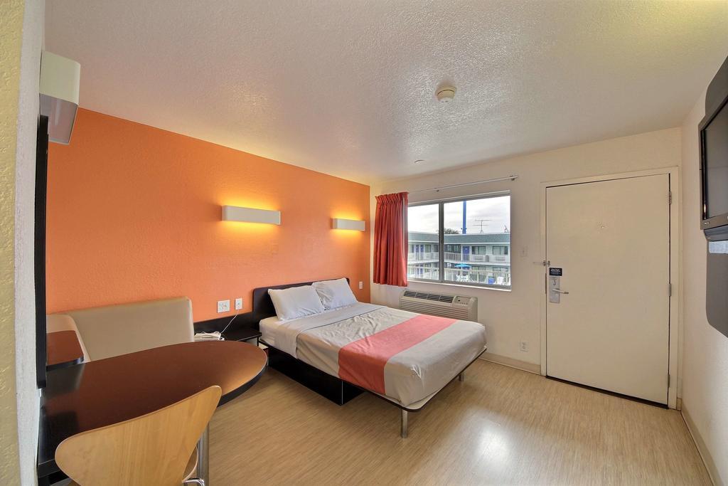 Motel 6 San Marcos