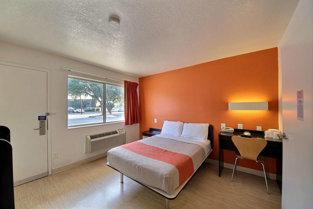 Motel 6 San Marcos