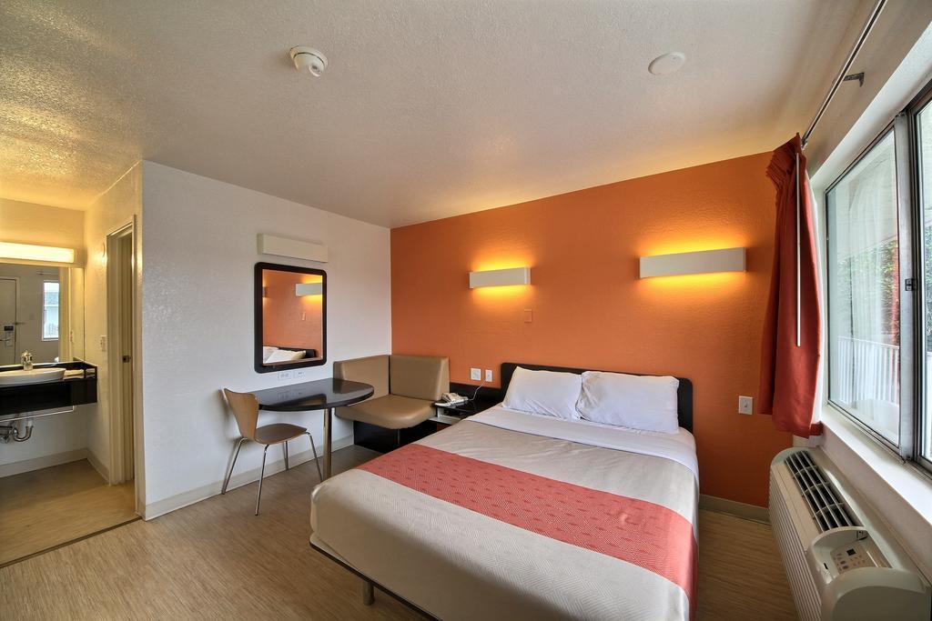 Motel 6 San Marcos