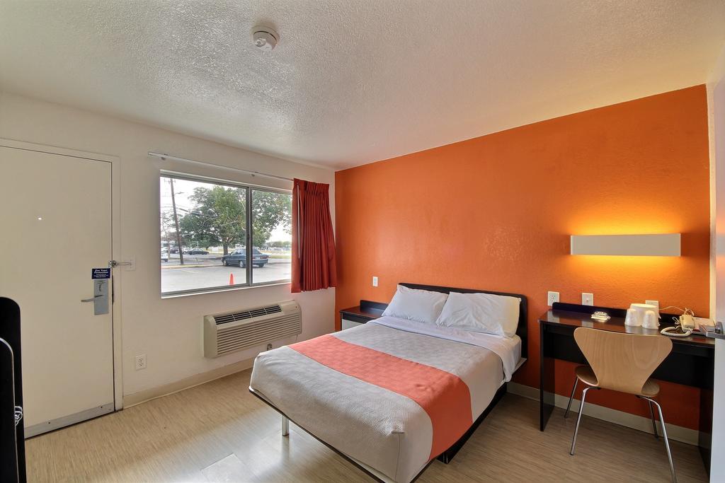 Motel 6 San Marcos