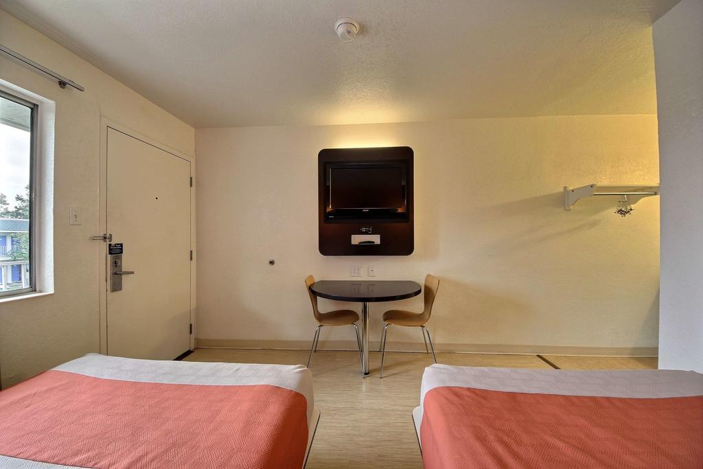 Motel 6 San Marcos