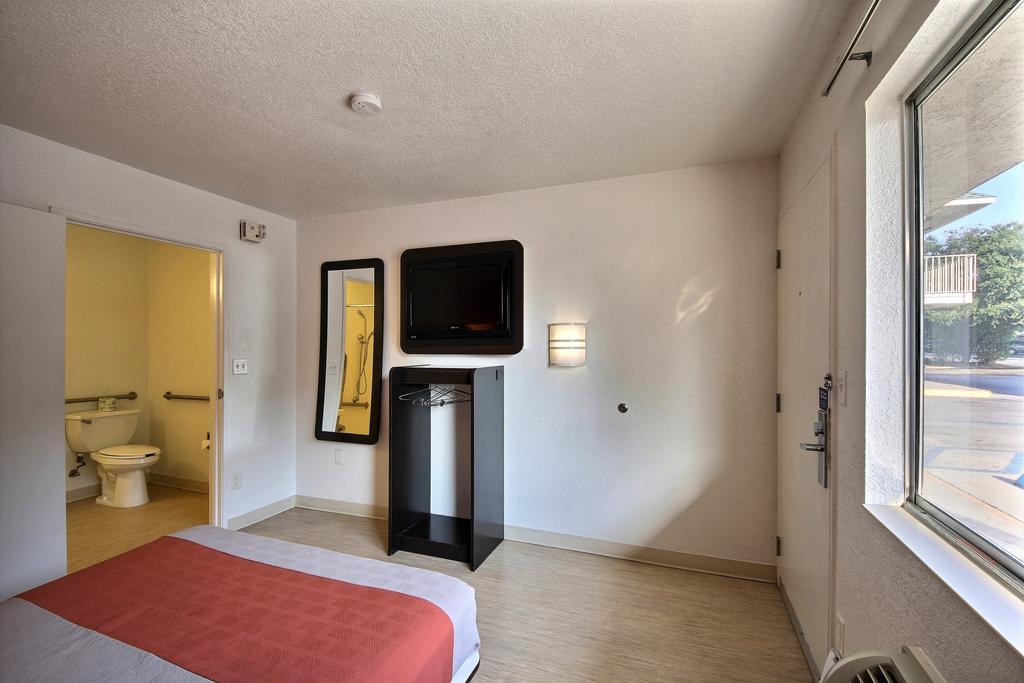Motel 6 San Marcos