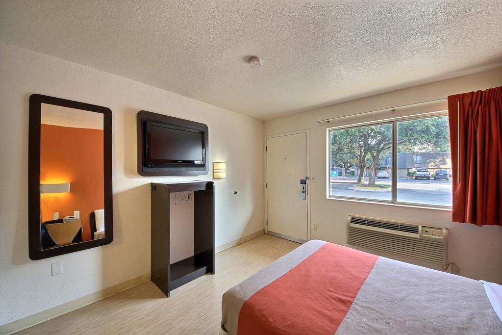 Motel 6 San Marcos