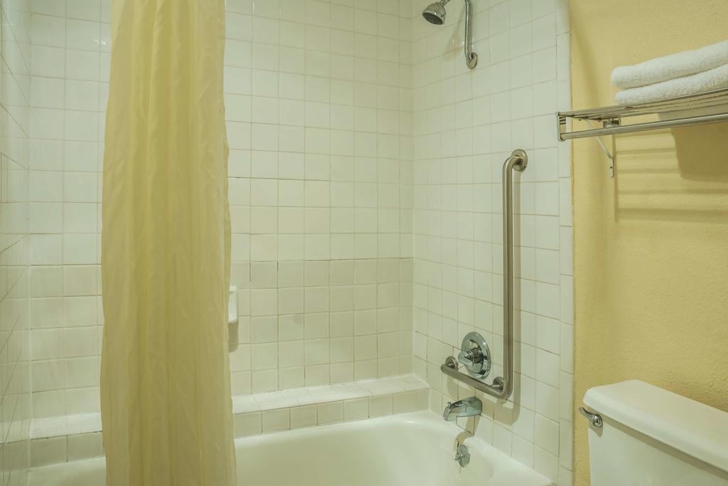 Super 8 by Wyndham San Marcos