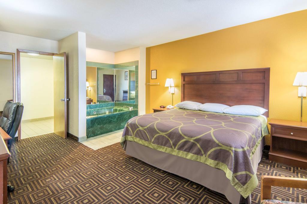 Super 8 by Wyndham Seguin