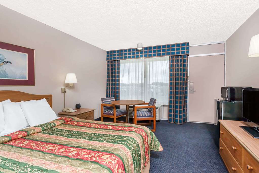 Days Inn by Wyndham Seguin TX