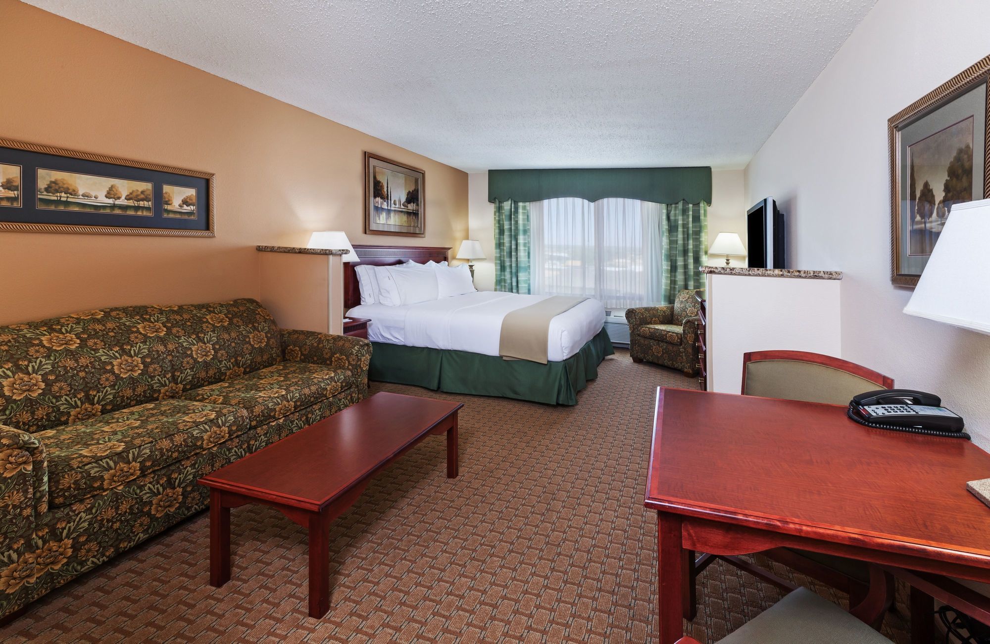 Holiday Inn Express & Suites Selma