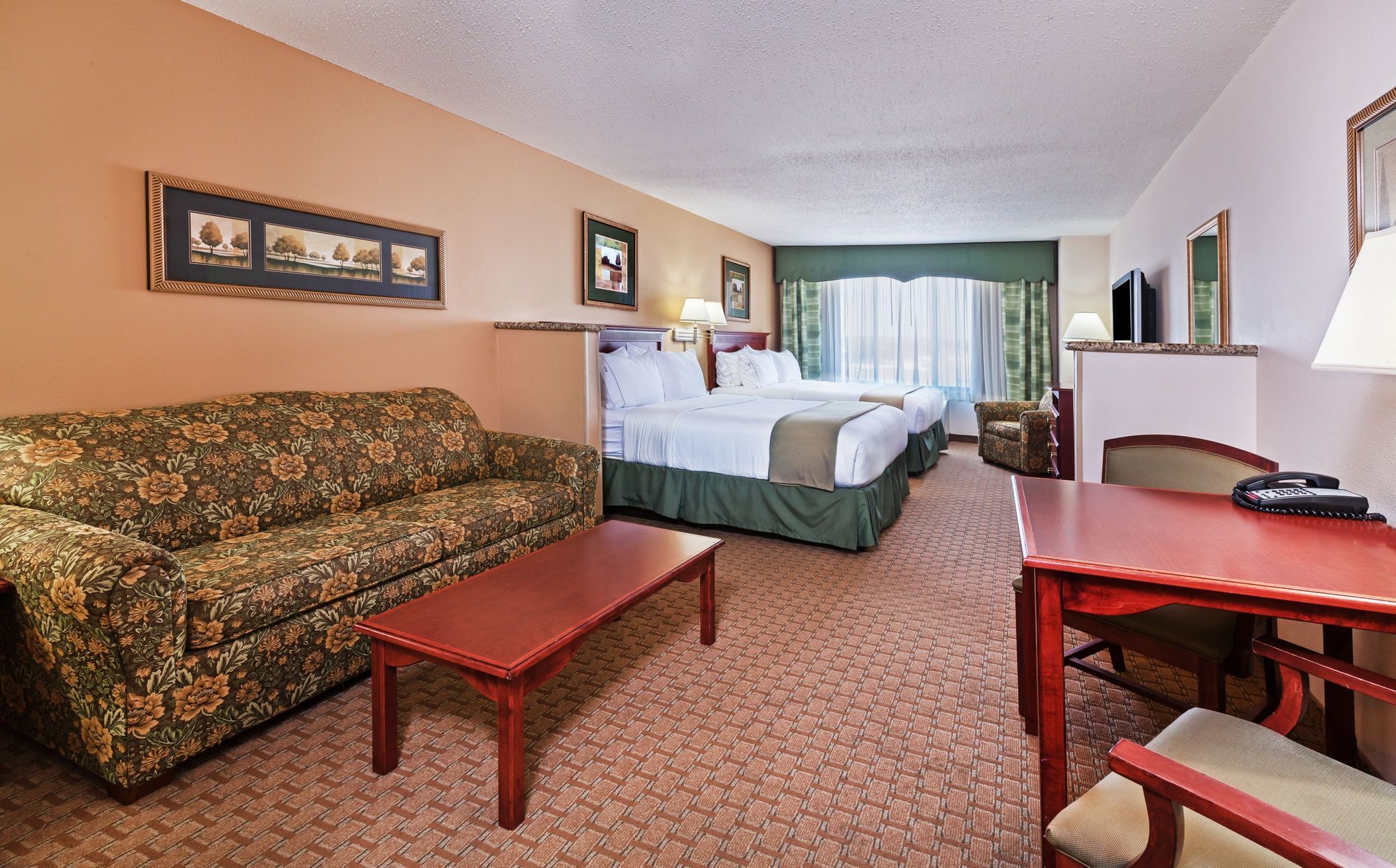 Holiday Inn Express & Suites Selma