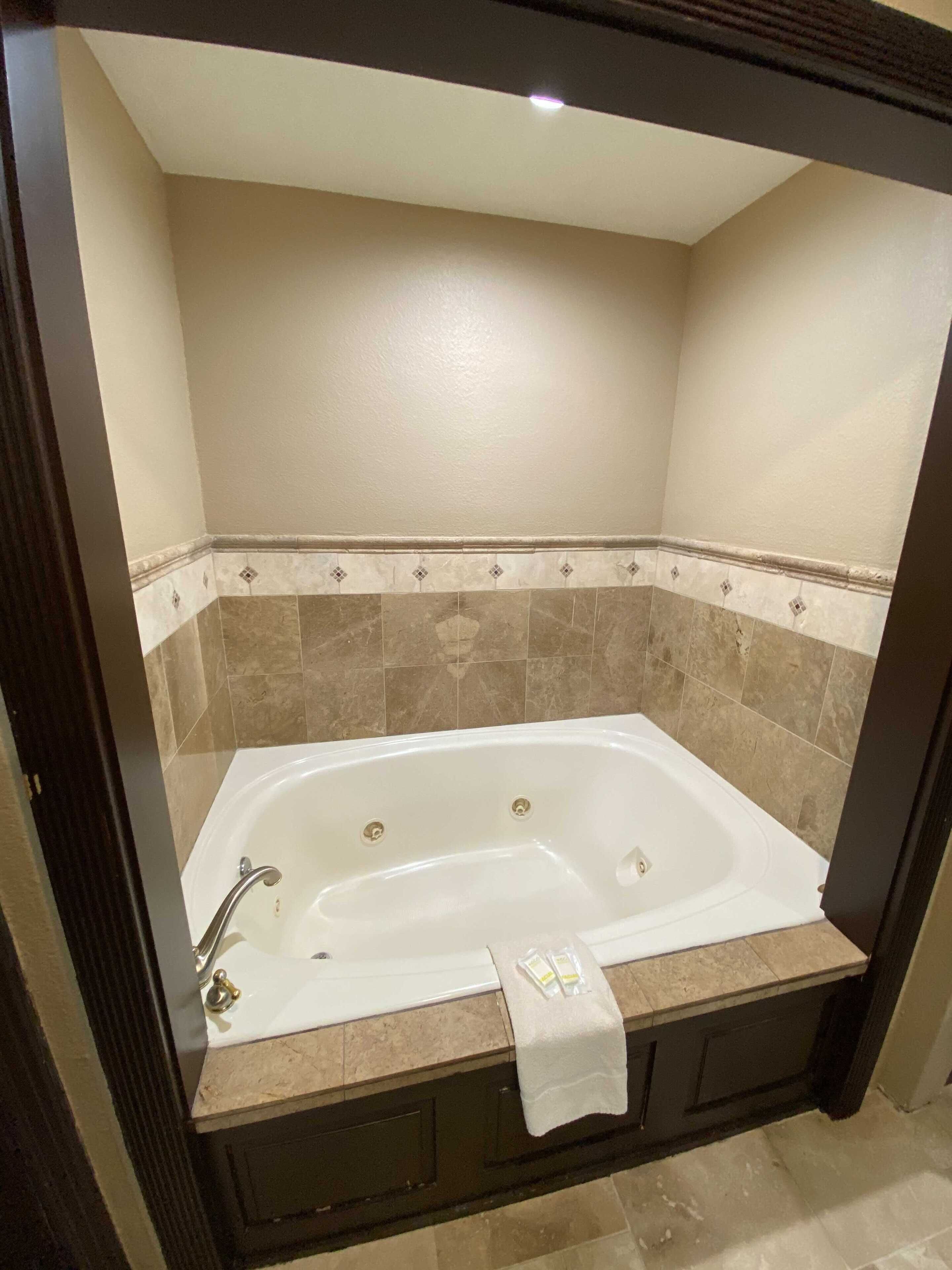 OYO Pinewood Inn & Suites Silsbee