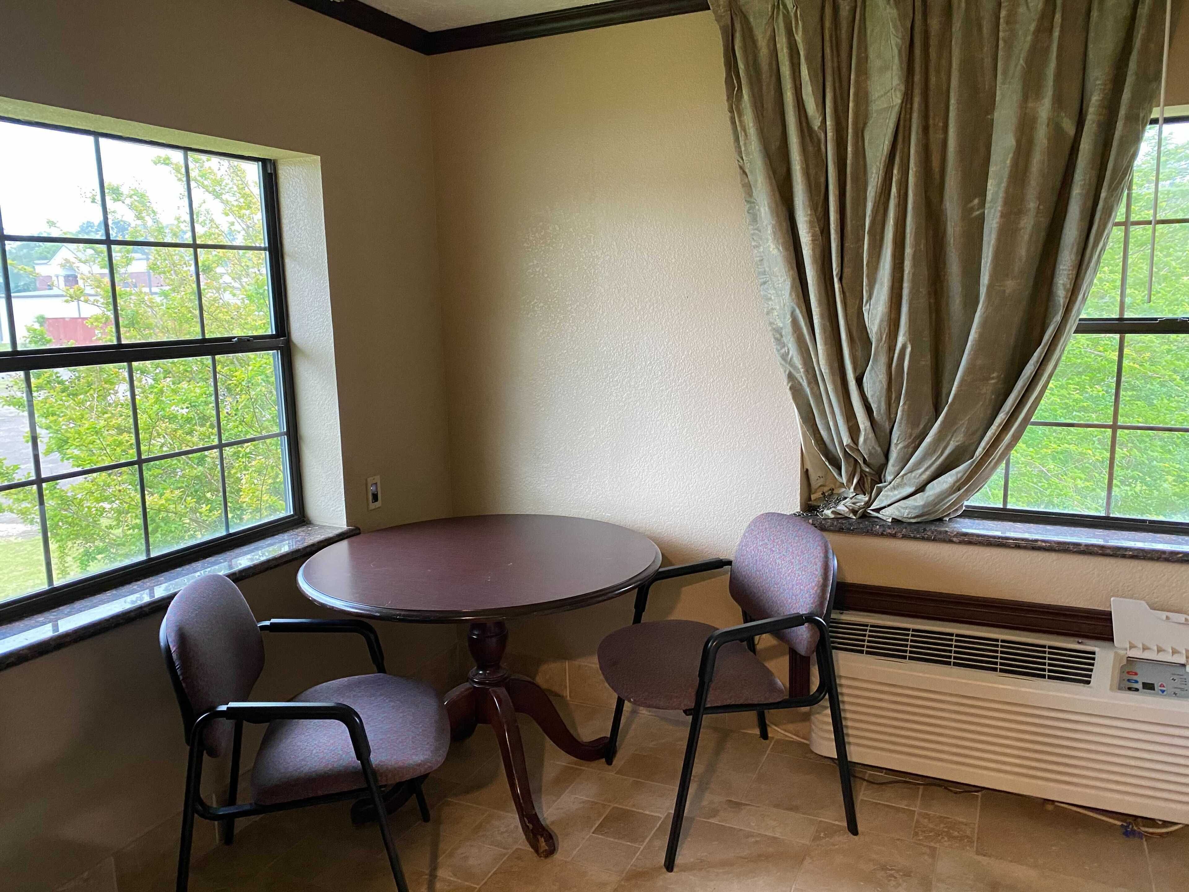 OYO Pinewood Inn & Suites Silsbee