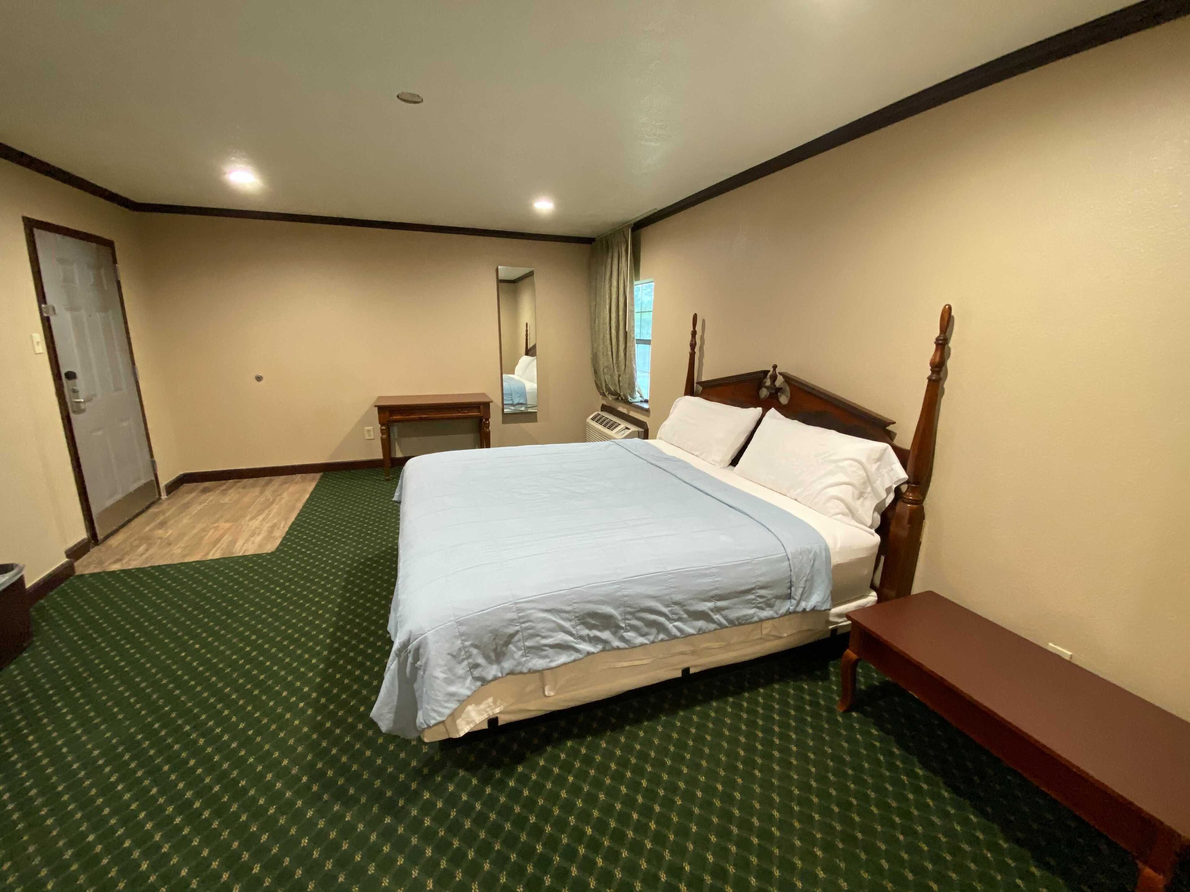 OYO Pinewood Inn & Suites Silsbee