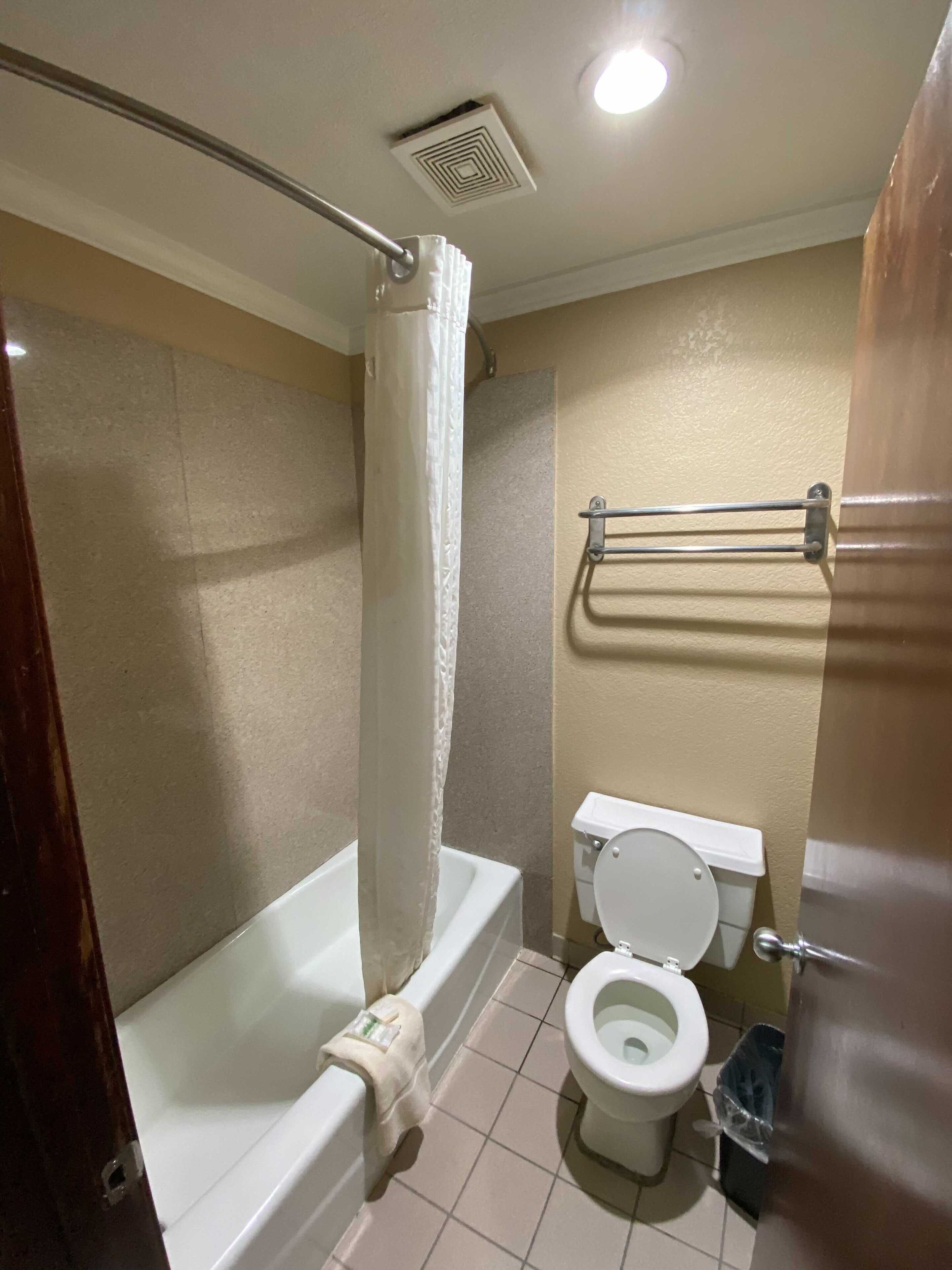 OYO Pinewood Inn & Suites Silsbee