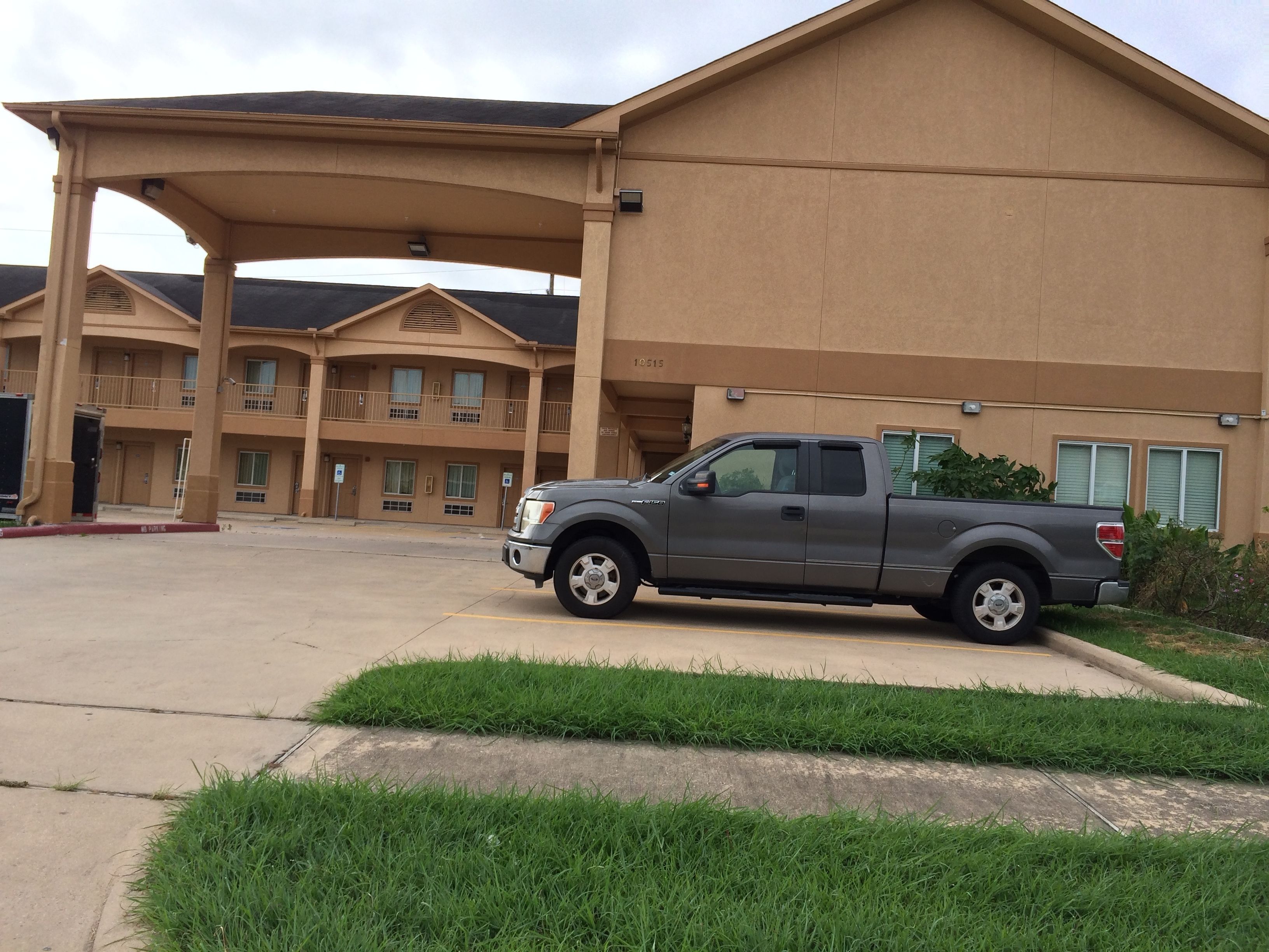 Executive Inn & Suites