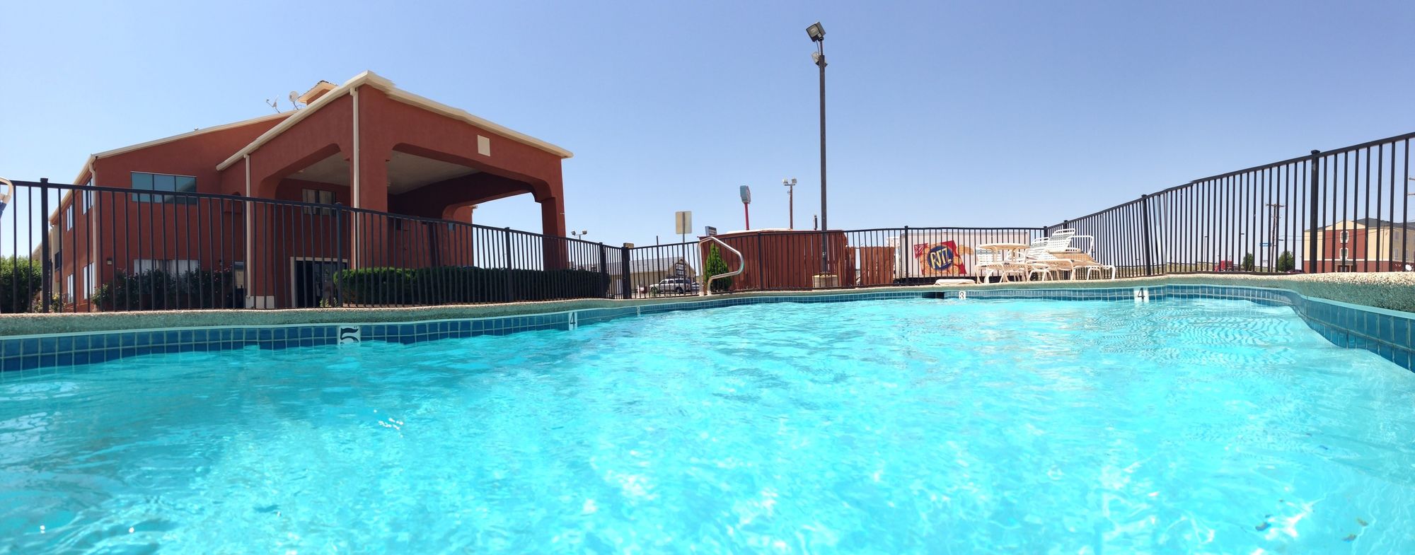 Econo Lodge Inn & Suites