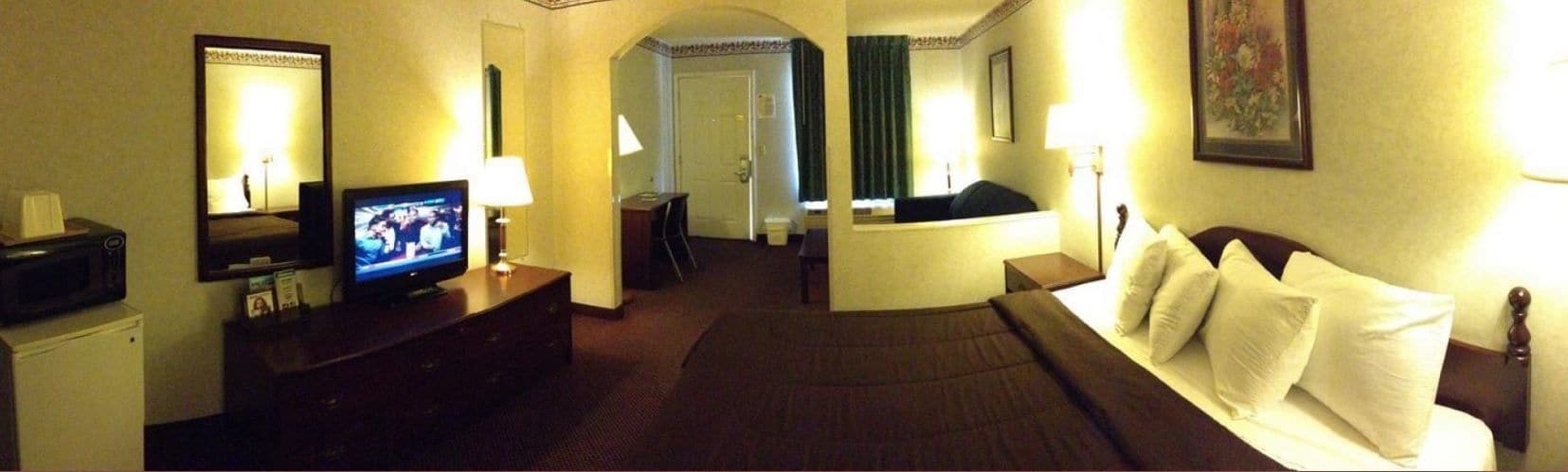 Econo Lodge Inn & Suites