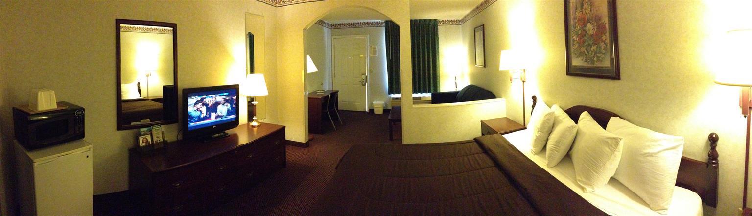 Econo Lodge Inn & Suites