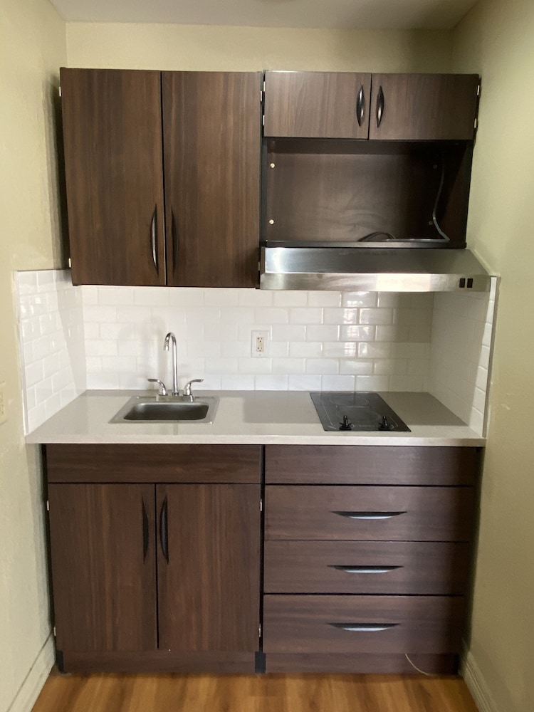 Stratford House Inn and Suites