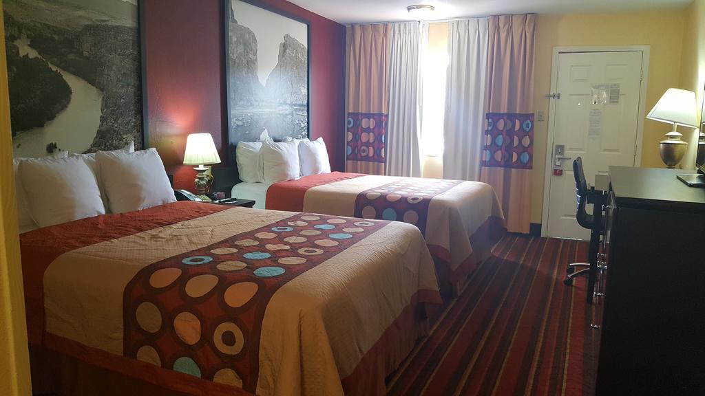 Super 8 by Wyndham Temple