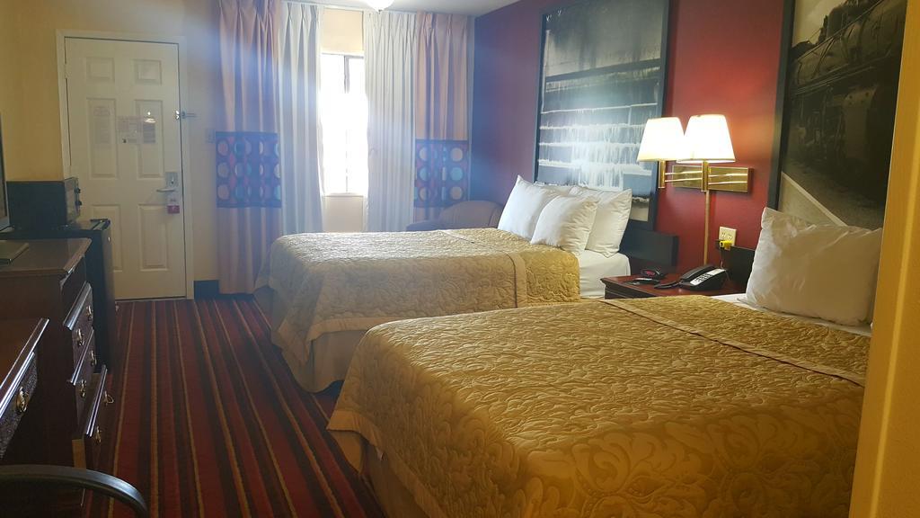 Super 8 by Wyndham Temple