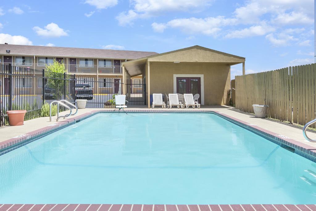 Super 8 by Wyndham Temple
