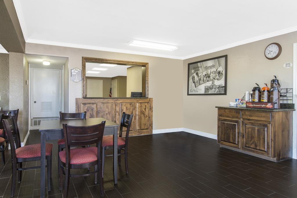 Super 8 by Wyndham Temple