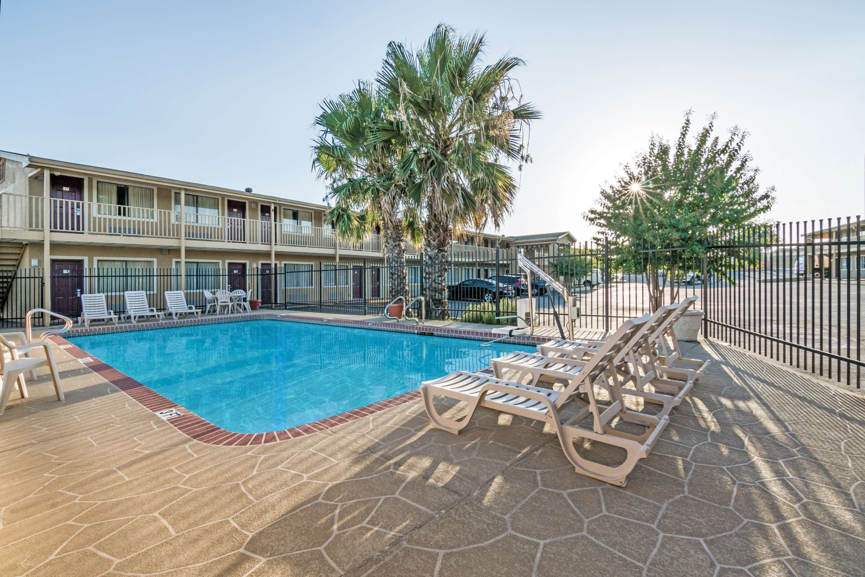Super 8 by Wyndham Temple