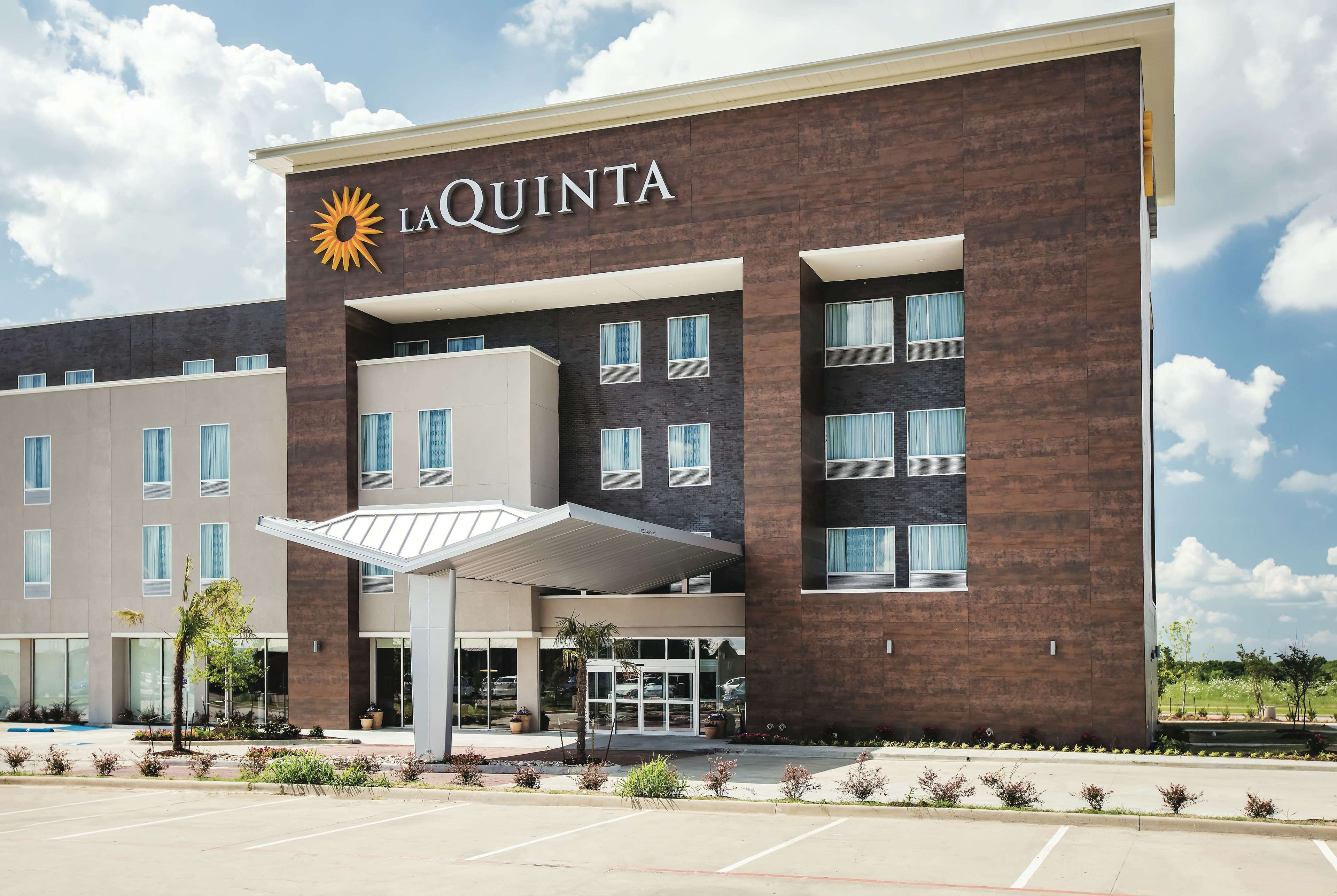 La Quinta Inn & Suites by Wyndham Dallas Plano - The Colony