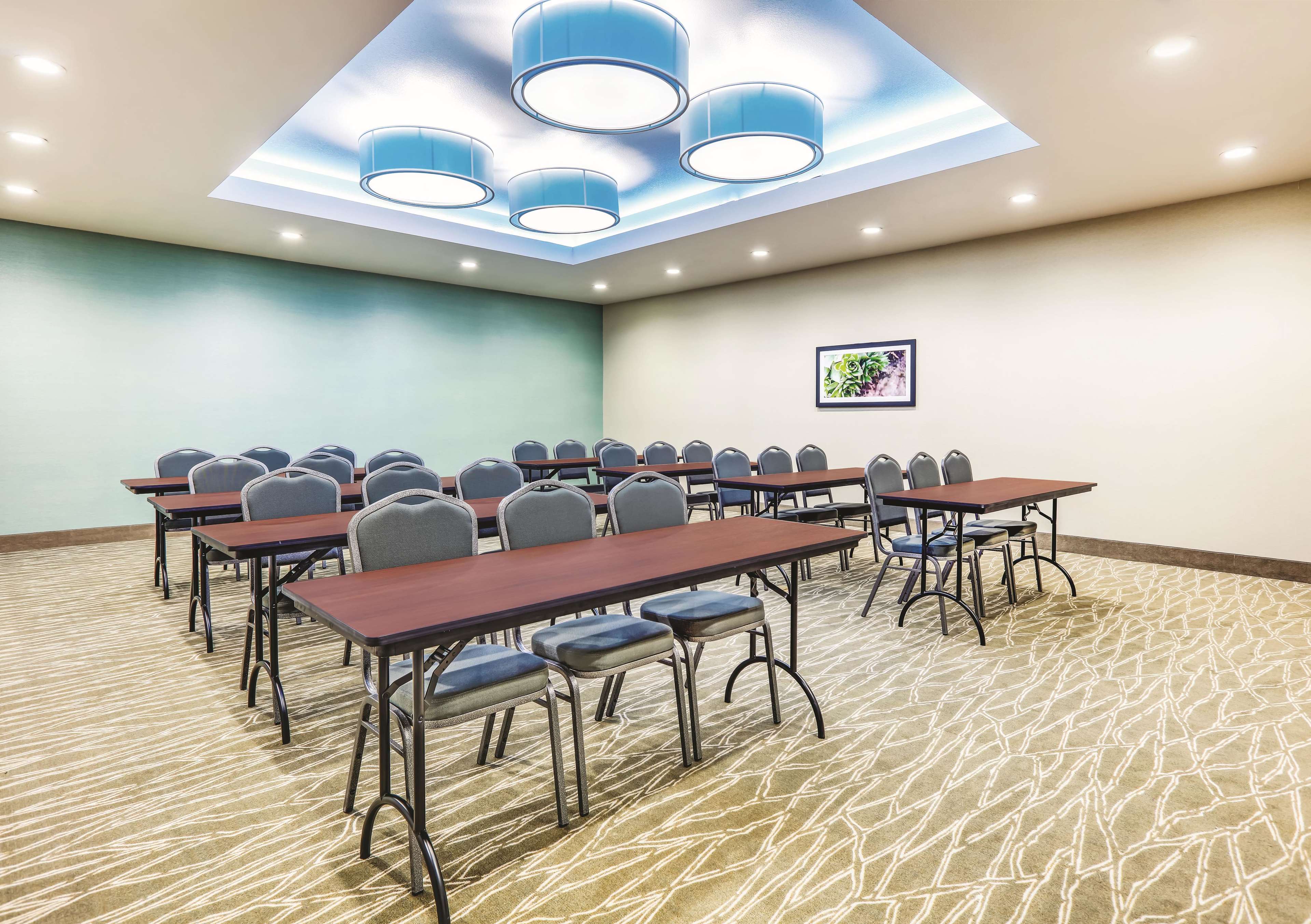 La Quinta Inn & Suites by Wyndham Dallas Plano - The Colony