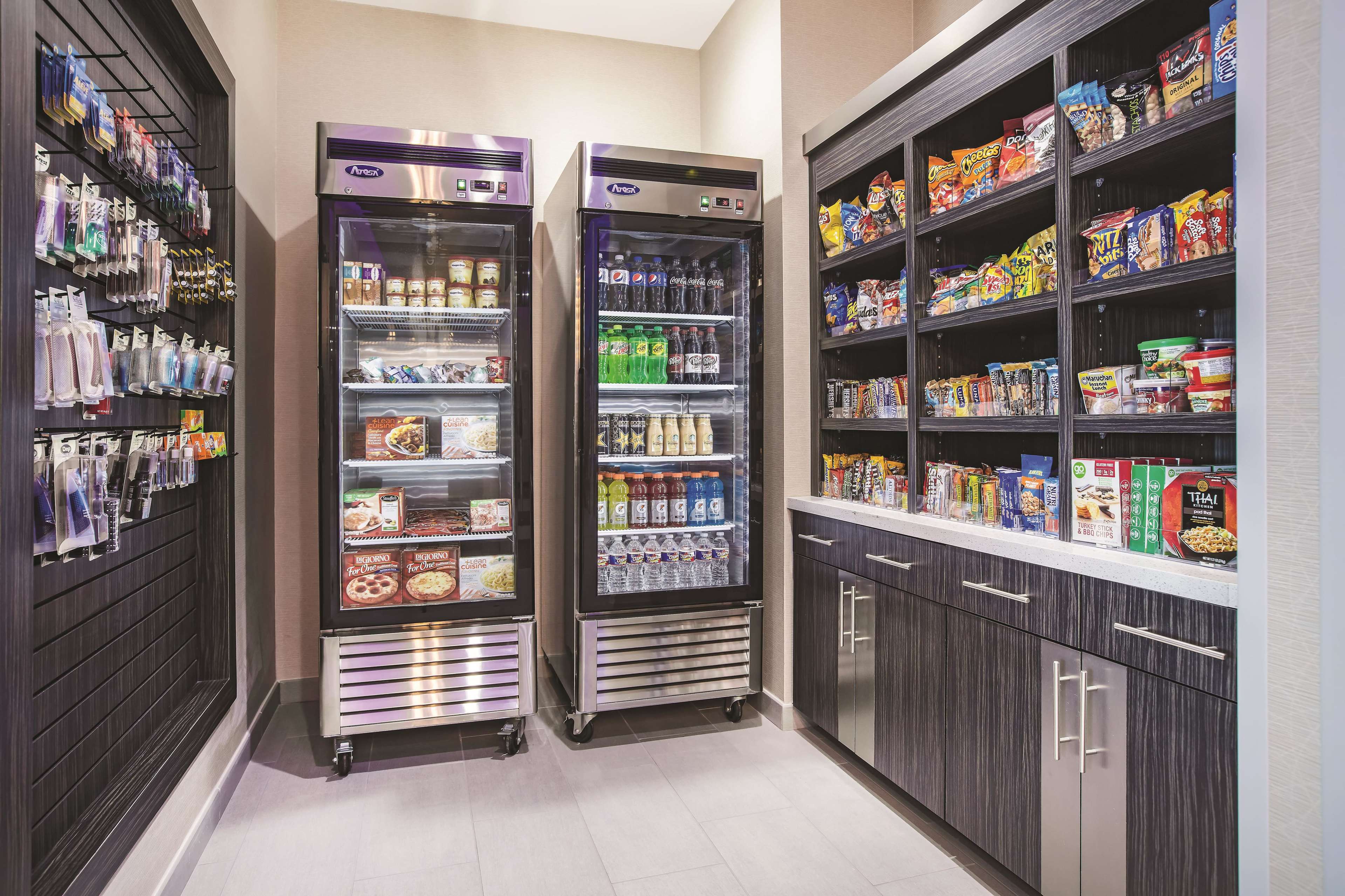 La Quinta Inn & Suites by Wyndham Dallas Plano - The Colony