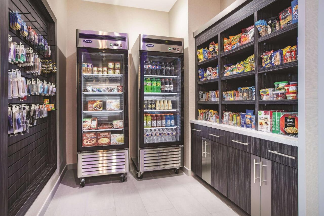 La Quinta Inn & Suites by Wyndham Dallas Plano - The Colony