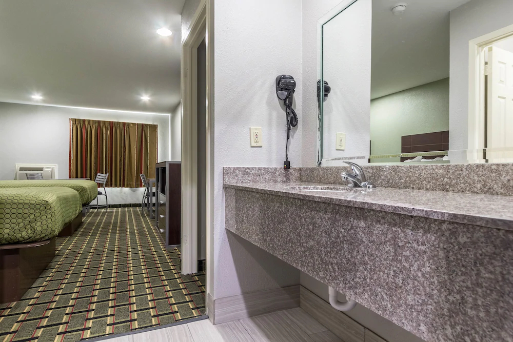 Scottish Inn & Suites