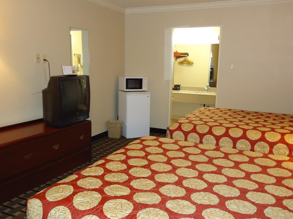 Super 8 by Wyndham Tyler TX