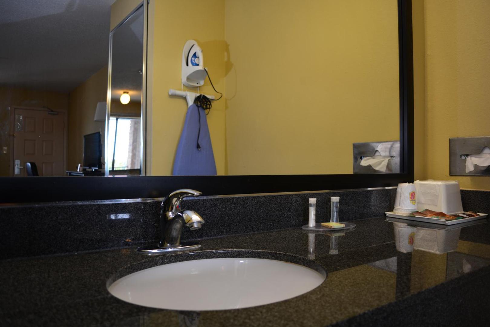 Super 8 by Wyndham Universal City