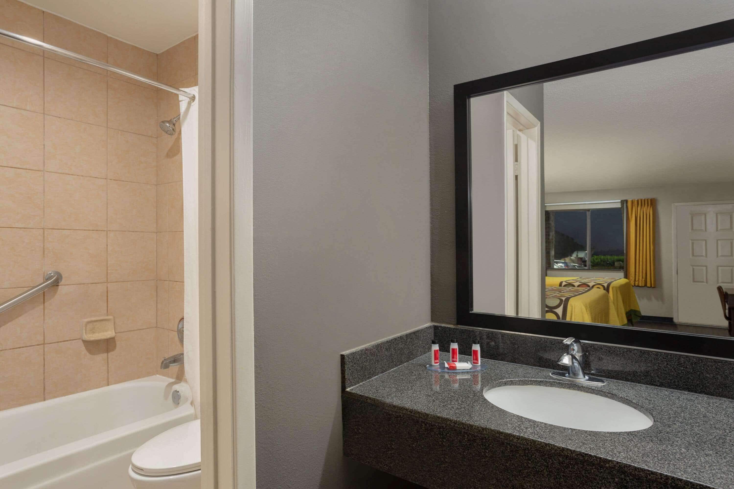 Super 8 by Wyndham Universal City