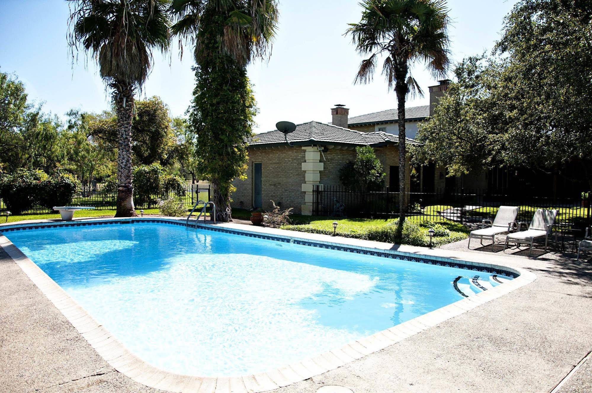 Live Oaks Bed and Breakfast