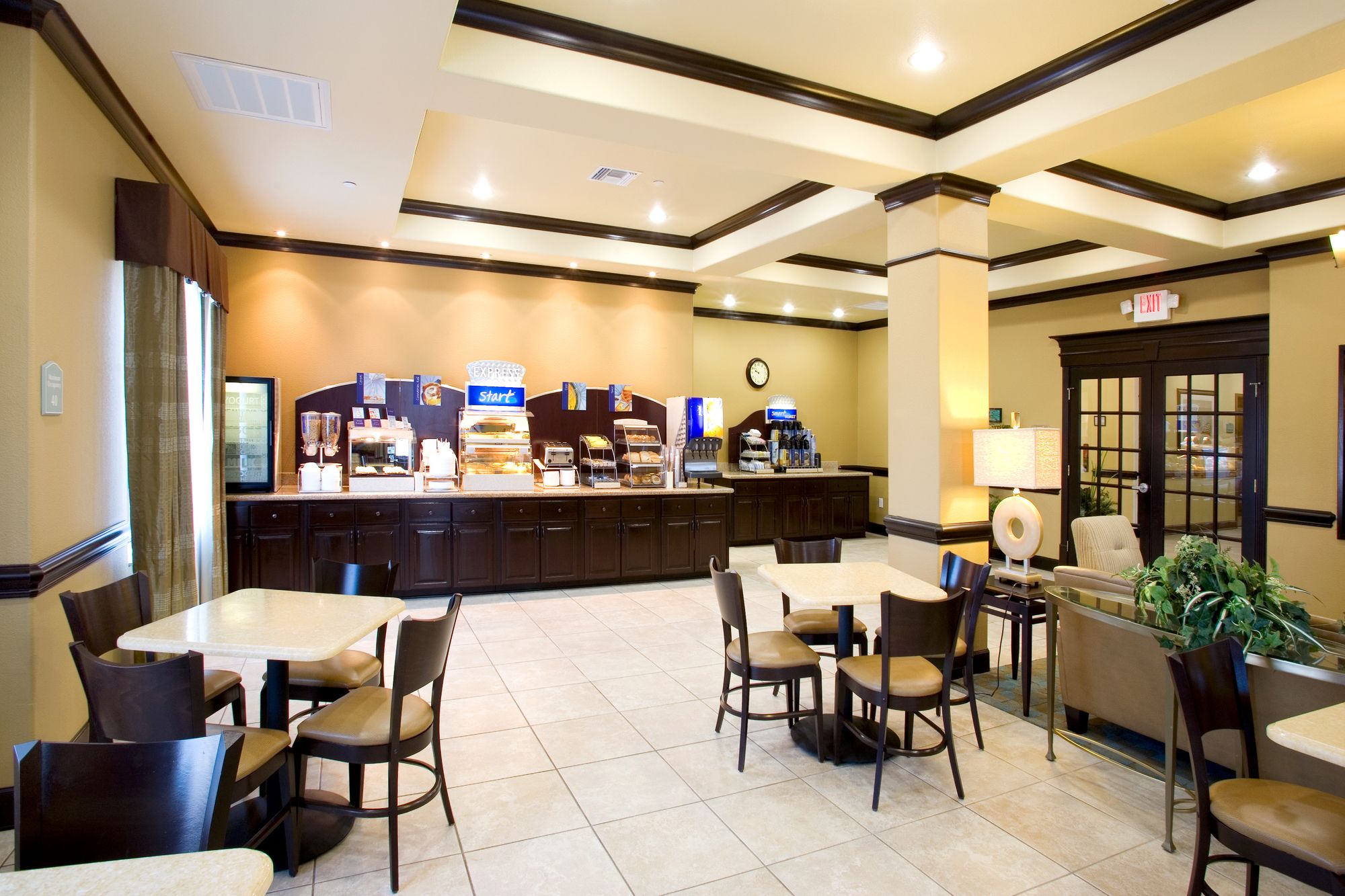 Holiday Inn Express & Suites Victoria