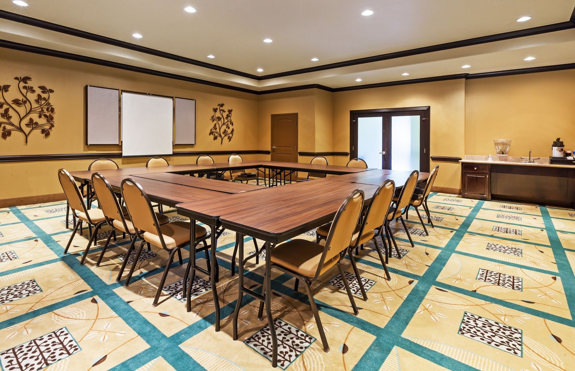 Holiday Inn Express & Suites Victoria