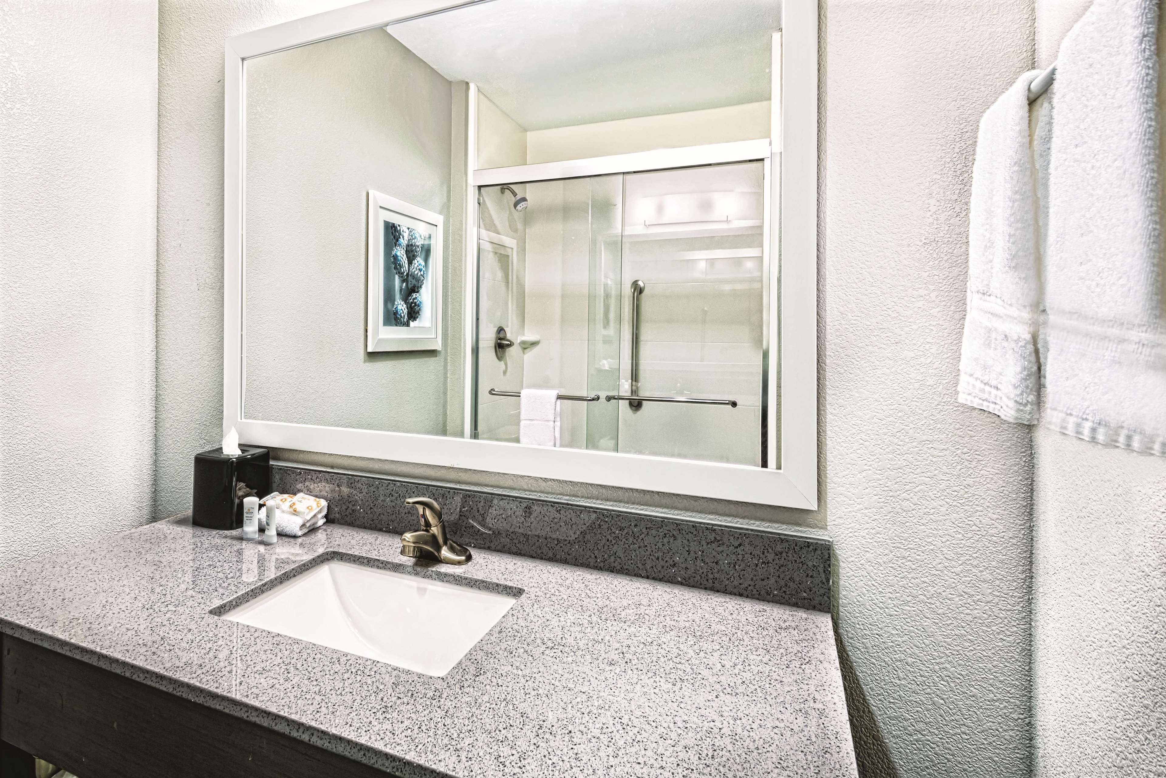 La Quinta Inn & Suites by Wyndham Victoria - South