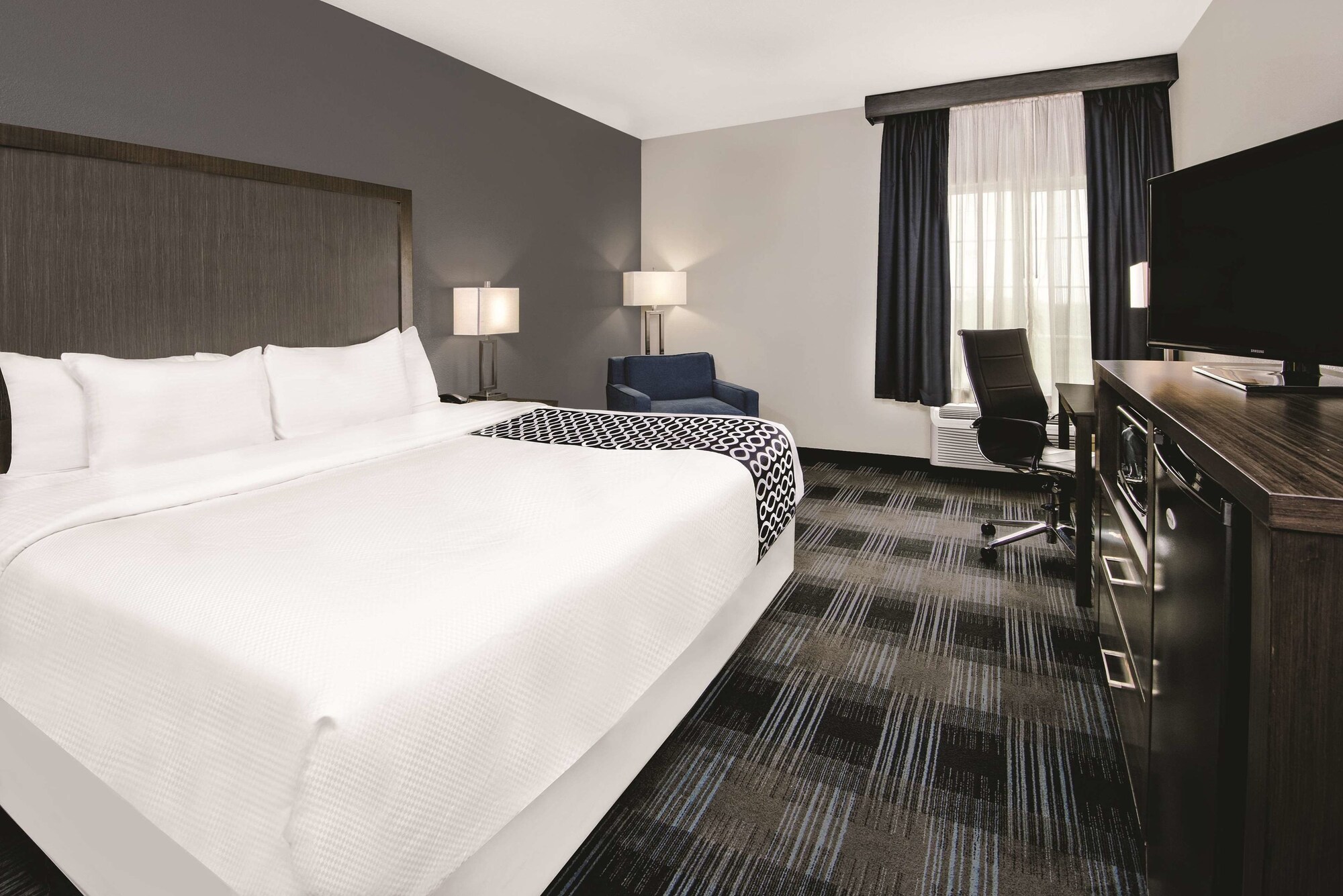 La Quinta Inn & Suites by Wyndham Victoria - South